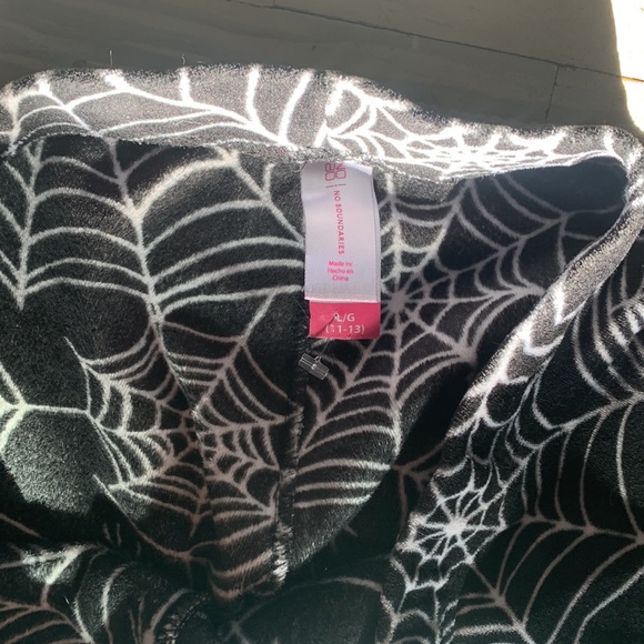 No Boundaries Halloween Leggings - Picture 3 of 3